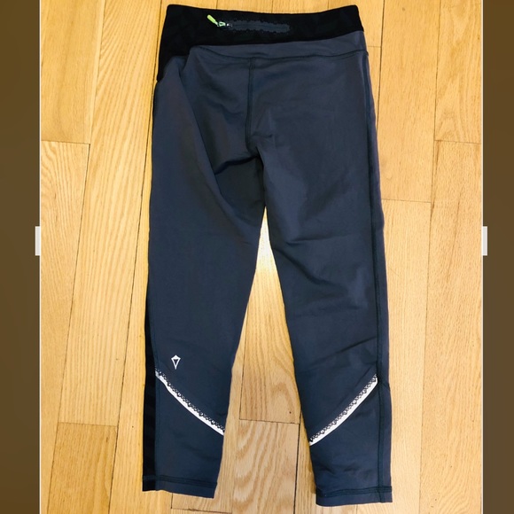 Ivivva Other - π3/$30π IVIVVA Gray Ankle Capri Leggings sz 10 Ivivva Other - π3/$30π IVIVVA Gray Ankle Capri Leggings sz 10